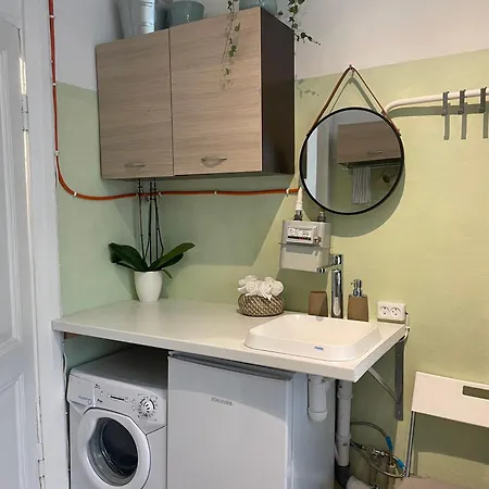 Sunny Studio Apt Next To Park Near Center *